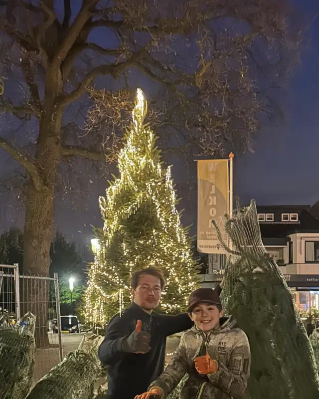 Het team van dekerstbomen.nl bij het verkooppunt in Soest