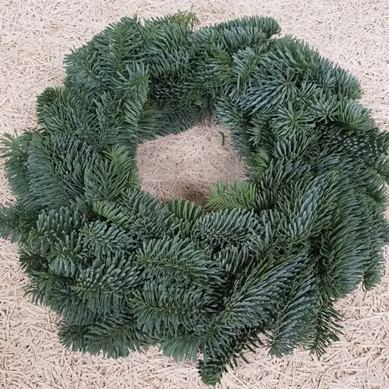 Handgedraaide kerstkrans van Nobilis-groen