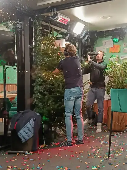 Kerstboom van dekerstbomen.nl wordt versierd in het Glazen Huis van NPO 3FM