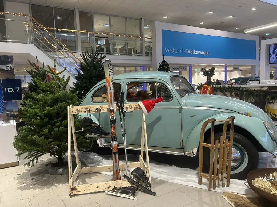 Kerstbomen in de winterse showroom van het Volkswagen PON Center